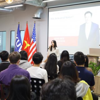 “Spotlight On The Runway” - Chương trình huấn luyện kỹ năng phỏng vấn