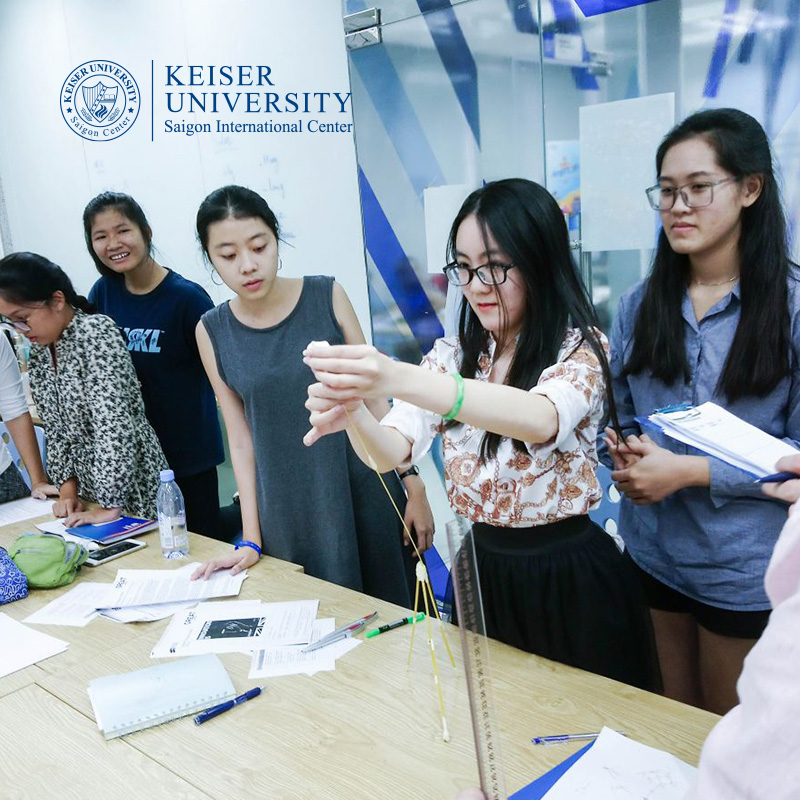 Thử thách “Spaghetti Tower Marshmallow Challenge” của sinh viên EAP 4